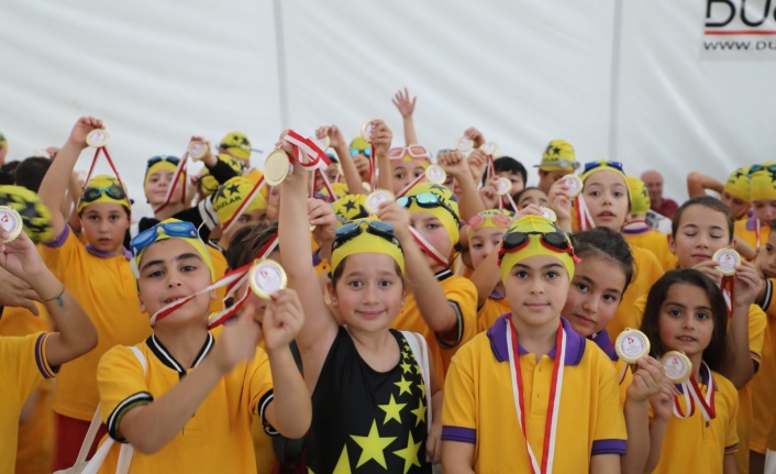 Cumhuriyet Bayramı Yüzme Yarışları büyük heyecana sahne oldu!