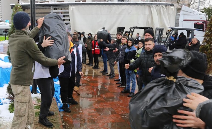 GÖLCÜKLÜLER TIRLARI YARDIM DOLDURMAYA DEVAM EDİYOR