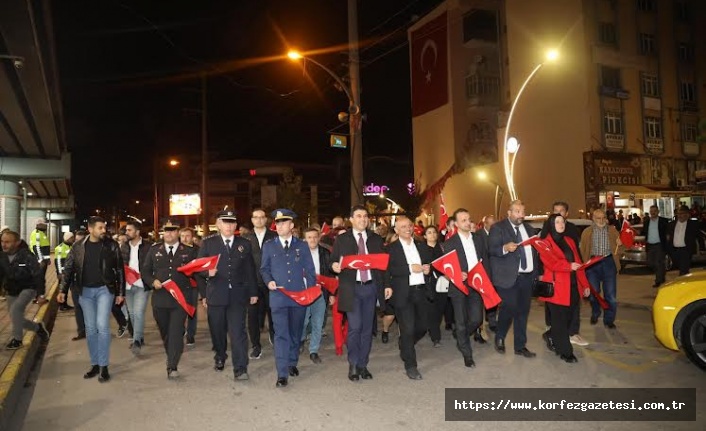 KÖRFEZLİLER, MEŞALELER EŞLİĞİNDE, CUMHURİYET ÇOŞKUSUNU YAŞADI