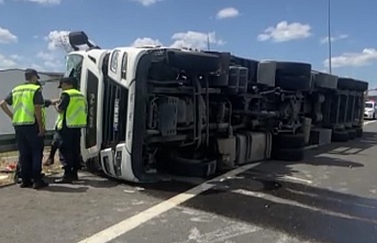 Kocaeli’de, Kağıt Rulo Yüklü, Tır Devrildi: 1 Yaralı