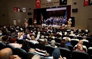 Konserin sonunda izleyiciler, ayakta alkışladı