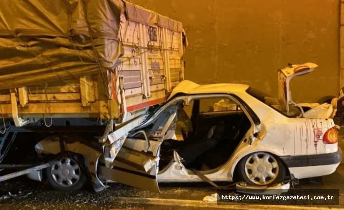 Kocaeli TEM Otoyolu'nda, Tırın Altında Kalan, Otomobildeki 2 Kişi Yaralandı